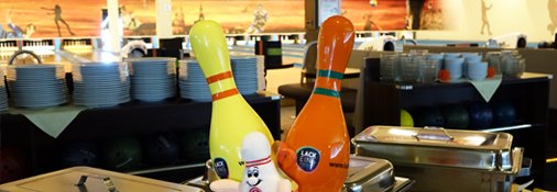 Restaurantbereich hinter den Bowlingbahnen